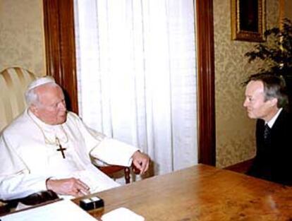 Juan Pablo II con el ministro de Exteriores Josep Piqué, en septiembre, en una reunión para revisar el Acuerdo de 1979.