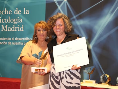 Nuria Mateos, secretaria de la Junta de Gobierno del COP de Madrid, y la periodista Patricia Gosálvez, este jueves en la entrega de premios del COP.