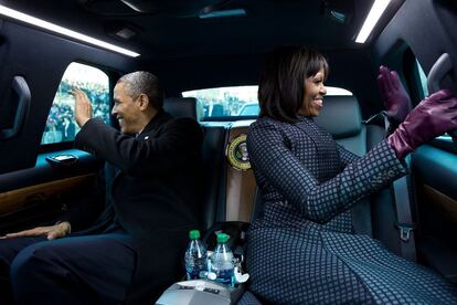 21 de janeiro de 2013. O presidente dos Estados Unidos ao lado de sua mulher, Michelle Obama, no interior da limusine presidencial, saúdam o público durante o desfile inaugural de seu mandato.