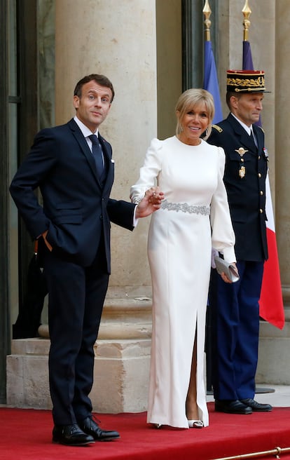 2021, en el Elseo. Para recibir al entonces presidente italiano Sergio Mattarella y ofrecer una cena de Estado, Brigitte Macron opt por un vestido blanco se silueta columna, con manga al pu?o, cuello cerrado y detalle de brillantes en la cintura.