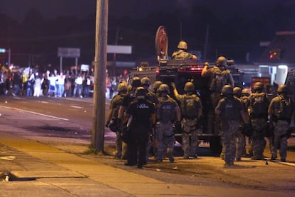 La policía intenta frenar el avance de los manifestantes en una calle de Ferguson.