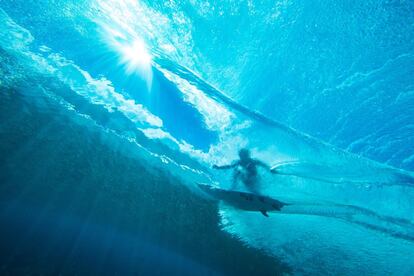 Taumata Puhetini pega uma onda durante prova de surf em Teahupoo (Taiti), em 24 de agosto.