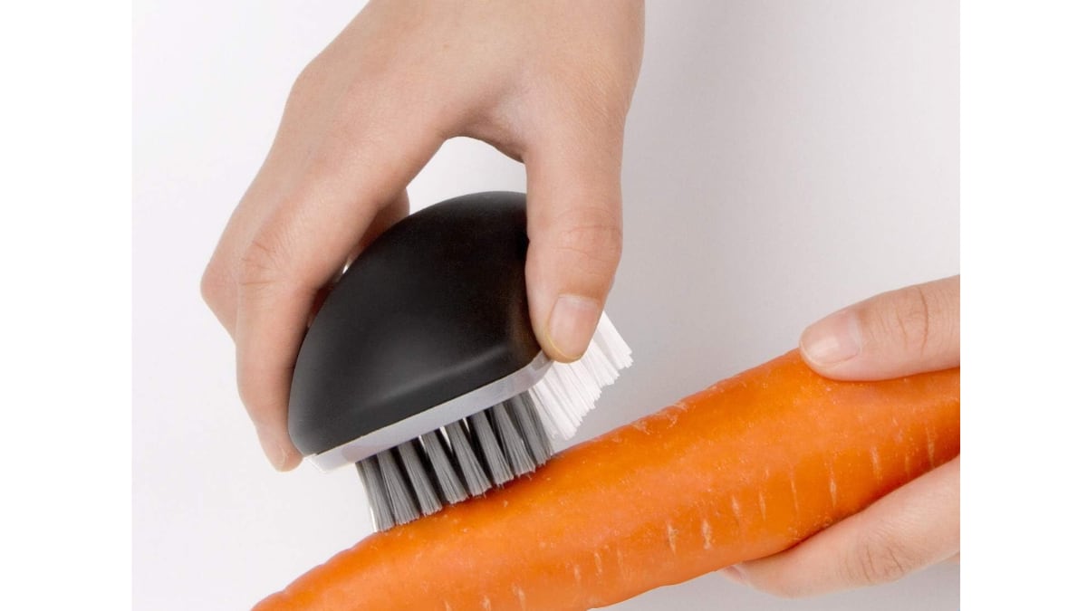 Este cepillo para lavar frutas y verduras es muy resistente.