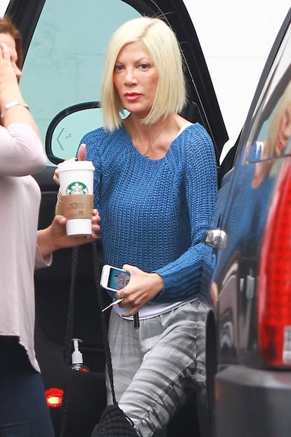 La actriz Tori Spelling se ha cortado el pelo y se lo ha te?ido de blanco. Todos sus hijos lucen un color de cabello similar y algunos medios apuntan a que la intrprete se lo ha decolorado.