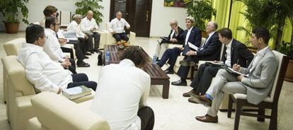 El secretario de Estado de EE.UU. John Kerry (4-d) reunido con delegados de las FARC en las conversaciones de paz con negociadores del Gobierno de Colombia, el 21 de marzo.