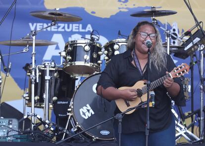 La venezolana Reymar Perdomo interpreta la canción 'Me fui', tema que se volvió viral en redes sociales y es considerado el "himno de la indignación" por la situación del país.