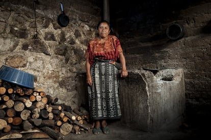 Ana Paula, de 39 años, es madre de siete hijos en el municipio de San Catarina Palopó. Vive con todos en una casa insalubre en los altos del pueblo rodeada de basuras, perros y gallinas. Su marido era alcohólico, la abandonó por otra mujer y no aporta ayuda a la familia.