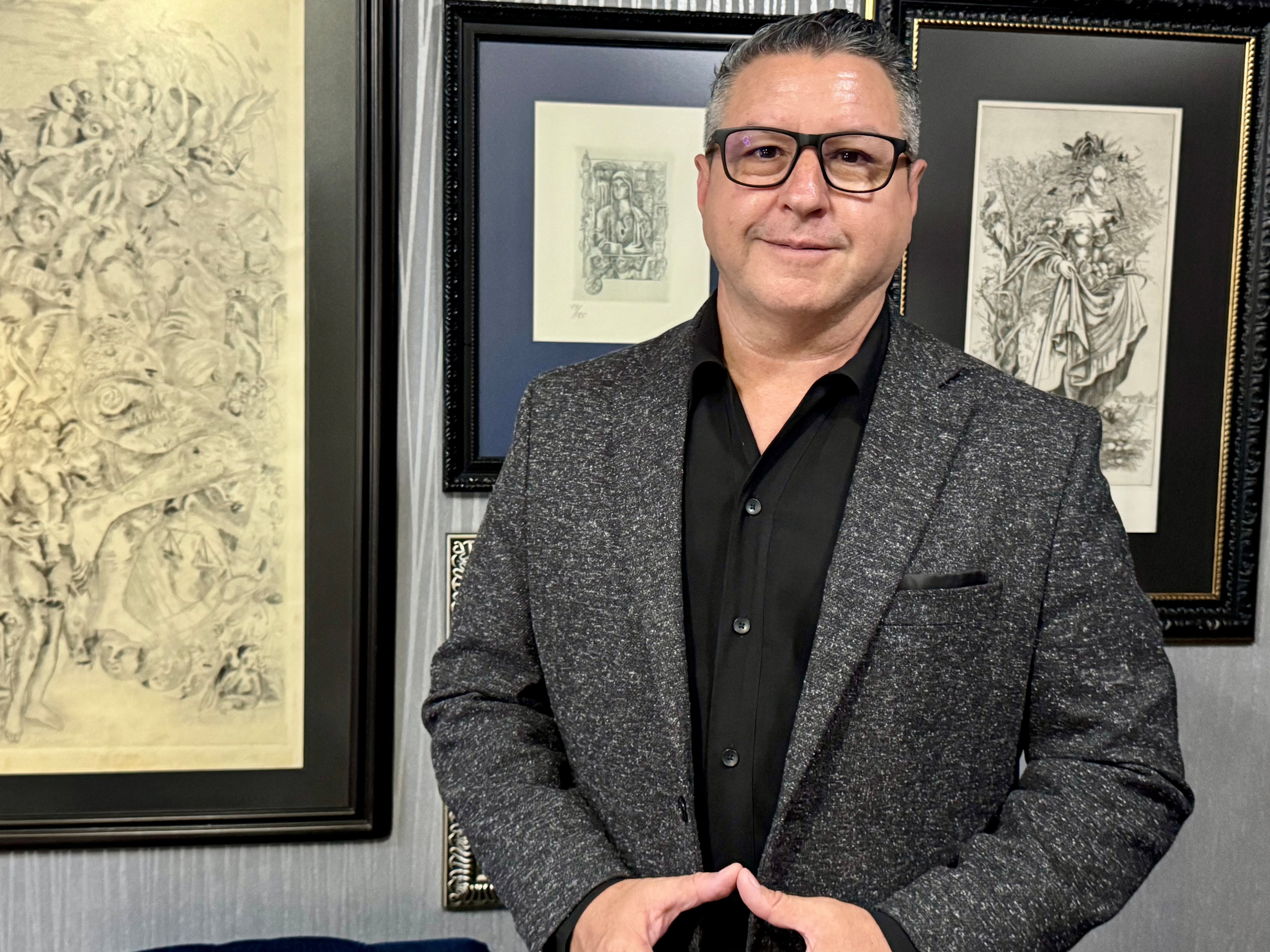 Para el psicólogo Luis Efraín, la escuela y la familia deben complementarse para lograr una educación adecuada para los niños.