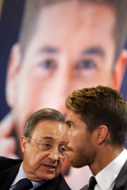 Ramos (derecha) con Florentino Pérez, en 2012