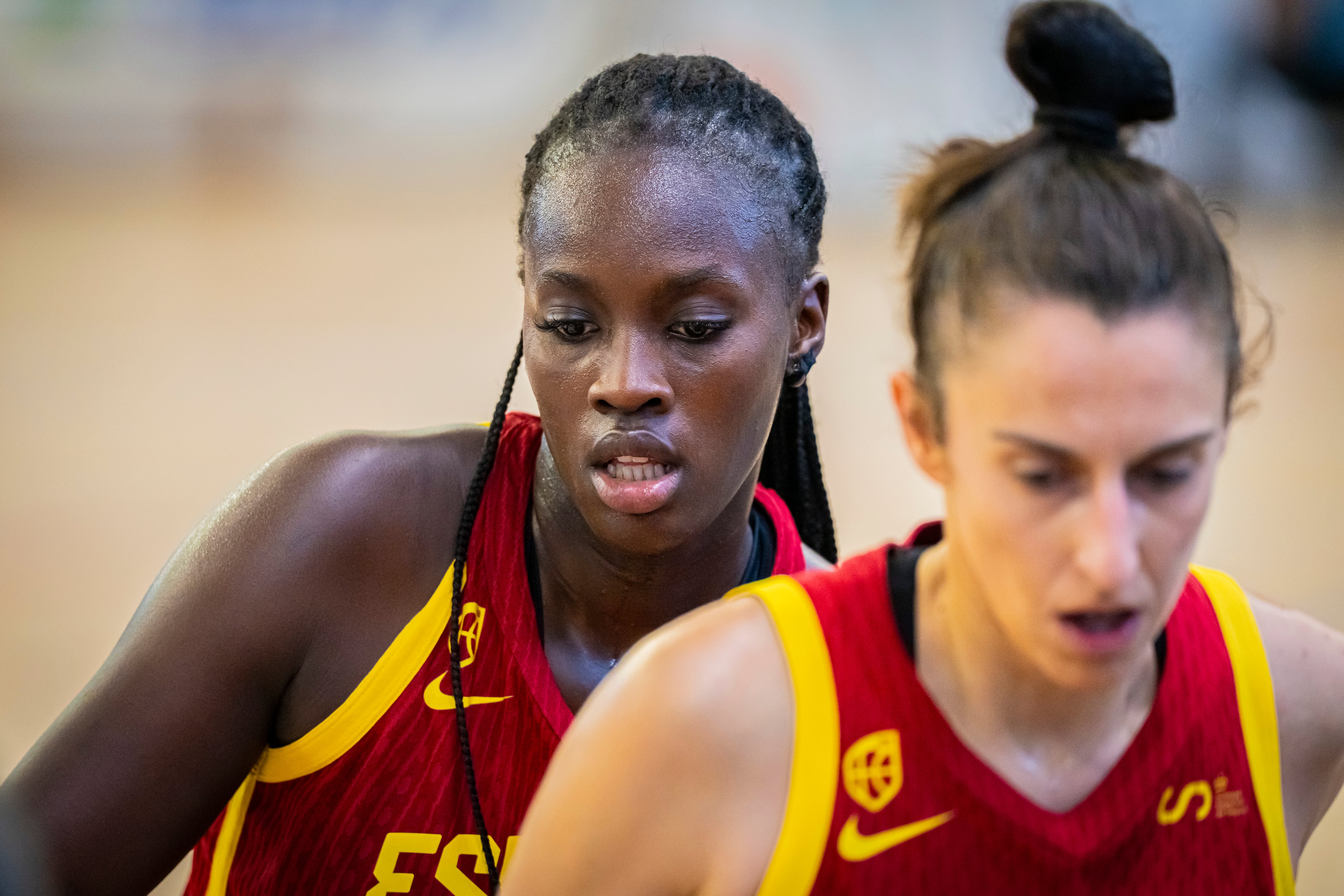 La capitana Alba Torrens y, a su espalda, la pívot de 18 años de Santa Pola Awa Fam, presente y futuro de la selección española.