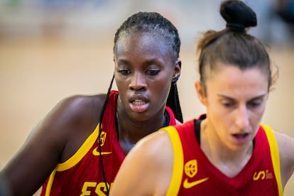 La capitana Alba Torrens y, a su espalda, la pívot de 18 años de Santa Pola Awa Fam, presente y futuro de la selección española.