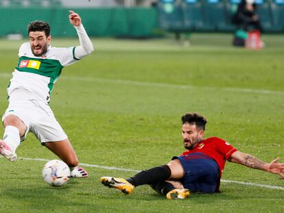 Rubén García se tira al suelo para marcar el primero de Osasuna.