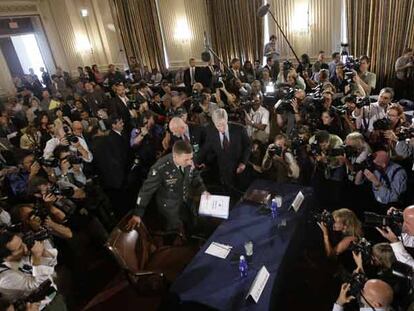 El general Petraeus (centro), acompañado por el embajador de Estados Unidos en Irak, Ryan Crocker, poco antes de su comparecencia.