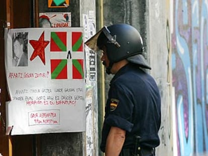 Un agente observa un cartel de homenaje a Arkaitz Otazua en la <i>herriko</i> Marruma, clausurada ayer.