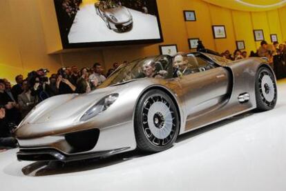 El 918 Spyder es el espectacular deportivo ecológico de Porsche. Un biplaza híbrido que consume tres litros.