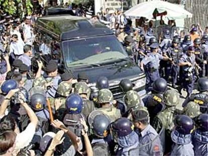 Un furgón policial transportó ayer al ex presidente Joseph Estrada, detenido por saquear las arcas públicas de Filipinas.