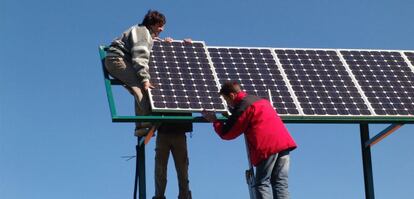 Instalaci&oacute;n de un panel solar en una vivienda.