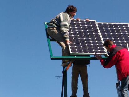 Instalaci&oacute;n de un panel solar en una vivienda.