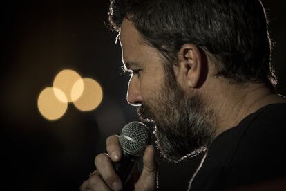 Pau Donés canta, durante la rueda de prensa de su gira Americano 2015 Tour, en Ciudad de México, en 2015.