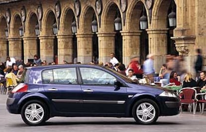 Estilizado, diferente y funcional. El Renault Mégane es el mejor coche de 2003, según el criterio de los especialistas de motor de <b><i>El Viajero.</b></i> En la imagen aparece en  la plaza Mayor de Salamanca.