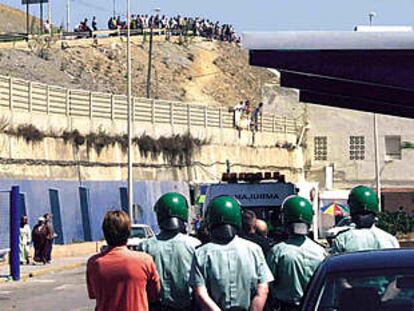 Efectivos de la policía española, en la frontera de Ceuta con Marruecos.