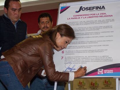 V&aacute;zquez Mota firma los compromisos del Frente Nacional por la Familia. 