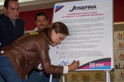 Vázquez Mota firma los compromisos del Frente Nacional por la Familia.