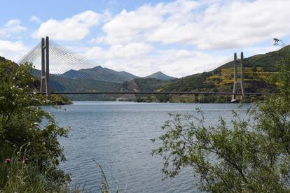 Vista del embalse de Barrios de Luna (León), gestionado por la Confederación Hidrográfica del Duero, cuand estaba al 90% de su capacidad en junio de 2020.