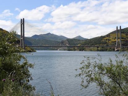 Vista del embalse de Barrios de Luna (León), gestionado por la Confederación Hidrográfica del Duero, cuand estaba al 90% de su capacidad en junio de 2020.