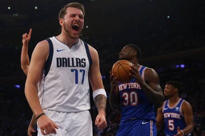 Doncic celebra una canasta en un Knicks-Mavericks.