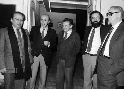 De izquierda a derecha, Juan García Hortelano, Jaime Salinas, Mario Benedetti, Julián Ríos y Javier Sampedro, en diciembre de 1982.