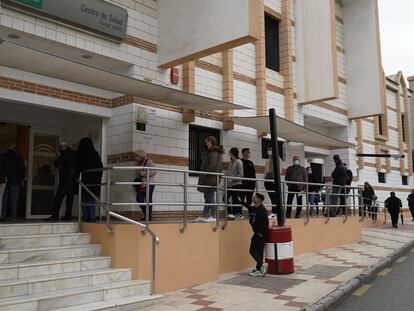 Ciudadanos esperando para entrar en el centro de salud de Ciudad Jardín de Málaga capital.