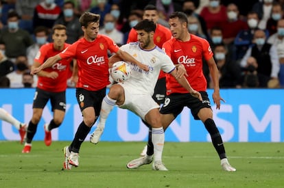 Marco Asensio (c), disputa el balón ante los jugadores del Mallorca, Aleix Febas (i) y Josep Gaya.