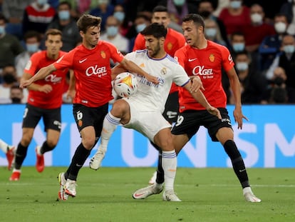 Marco Asensio (c), disputa el balón ante los jugadores del Mallorca, Aleix Febas (i) y Josep Gaya.