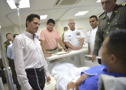 El expresidente Enrique Peña Nieto y el exsecretario de la Defensa Nacional Salvador Cienfuegos visitaron en el Hospital Regional Militar a los soldados del Ejército mexicano que resultaron heridos en una emboscada. 