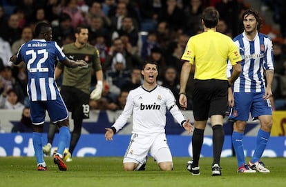 Ronaldo se lamenta ante el arbitro.