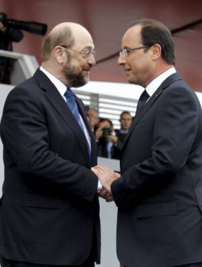 El presidente francés François Hollande (dcha) conversa con el presidente del Parlamento Europeo, Martin Schulz, durante la celebración del 223 aniversario de la toma de la Bastilla, en París, Francia.