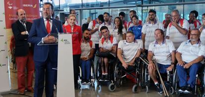 Miguel Carballeda, presidente de la ONCE, despide a los deportistas paral&iacute;mpicos en el aeropuerto de Barajas, desde donde viajaron rumbo a R&iacute;o de Janeiro.