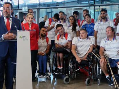 Miguel Carballeda, presidente de la ONCE, despide a los deportistas paral&iacute;mpicos en el aeropuerto de Barajas, desde donde viajaron rumbo a R&iacute;o de Janeiro.