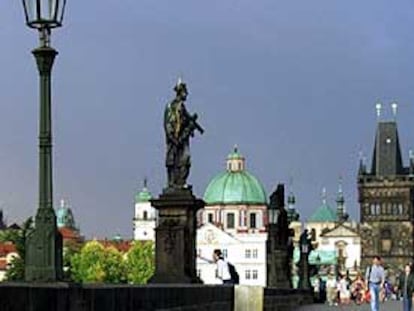 El puente Carlos, en Praga, capital de la República Checa.