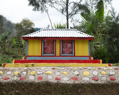 Una tumba en Benaria (Tari). Los mausoleos pintados con vivos colores significan que las personas allí enterradas murieron debido a la disputas tribales.