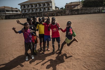 Un 42% de la población de Guinea Bisáu tiene menos de 15 años. Los menores de 24 representan el 60%. Pero según el último informe de Unicef sobre la situación de la infancia en el país, así como la más reciente encuesta nacional de indicadores múltiples, publicada en 2020, los derechos de los niños todavía distan mucho de ser alcanzados. En la fotografía, un grupo de chiquillos se divierte en un campo de fútbol en la capital, Bissau, donde Causo Seidi ha iniciado una escuela deportiva para chicos de la calle.