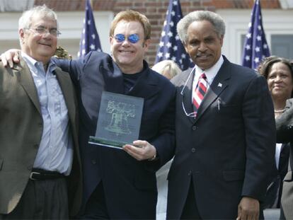 Elton John, el pastor Barney Frank y el alcalde de Filadelfia, John Street