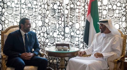 El ex primer ministro libanés Saad Hariri (izquierda) junto al príncipe heredero de Abu Dhabi, Mohammed bin Zayed Al-Nahyan, en Abu Dabi, este martes.