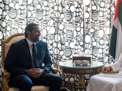 El ex primer ministro libanés Saad Hariri (izquierda) junto al príncipe heredero de Abu Dhabi, Mohammed bin Zayed Al-Nahyan, en Abu Dabi, este martes.