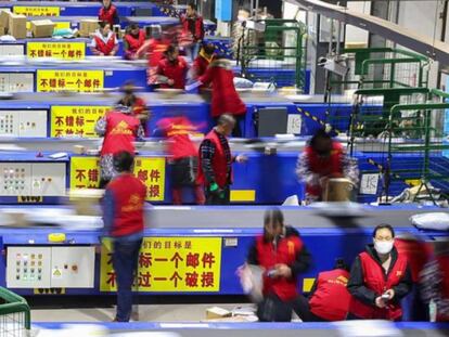 Trabajadores de Alibaba preparan los paquetes para el Día del Soltero.