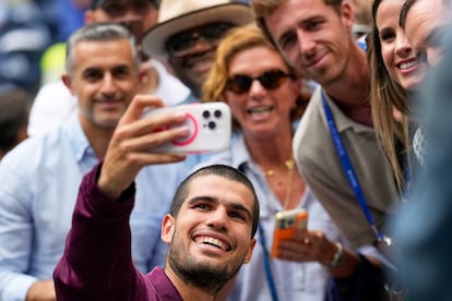 Alcaraz se hace un selfi con unos aficionados.