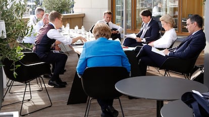 Pedro Sánchez, junto a la presidenta de la Comisión Europea, Ursula von der Leyen, el primer ministro italiano, Giuseppe Conte, el presidente francés Emmanuel Macron y la canciller alemana Angela Merkel en la cumbre de la UE.