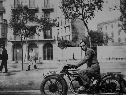 Un joven Joaquín Tusquets montando en una moto.