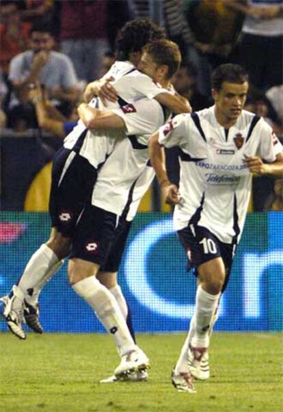 Aimar se abraza, tras su gol, a Sergio mientras D&#39;Alessandro vuelve hacia su campo.